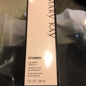 Age fighting moisturizer/ new in the box